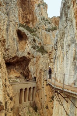 Caminito del Rey dar bir vadide yürüyüş yapıyor. Demiryolu viyadük.