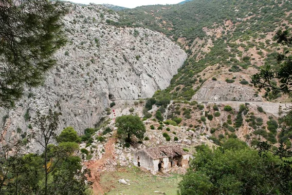 Caminito del Rey sentiero attraverso una gola stretta e profonda. Vecchia casa nella valle — Foto Stock