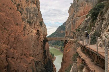 Caminito del Rey dar bir vadide yürüyüş yapıyor. Malaga İspanya