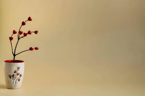 Valentinstag Stillleben - trockene Zweige in einer Keramikvase mit roten Herzen — Stockfoto