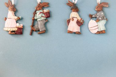 Mavi Paskalya Arkaplanı - Hediyeli Dört Oyuncak Tavşan