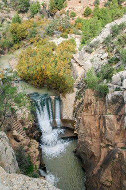 Caminito del Rey dar bir vadide yürüyüş yapıyor. Şelale.