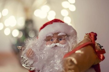 Bir çanta dolusu hediyeyle Noel Baba