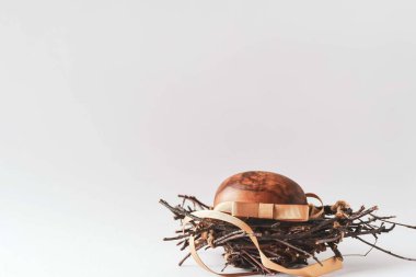 Yeşil ahşap arka planda beyaz yumurtalı yeşil yuvalar.