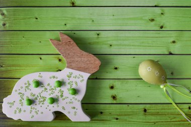 Yeşil ahşap arka planda Paskalya tavşanı
