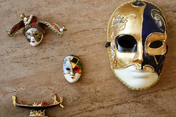 Un grupo festivo y colorido de máscara de carnaval sobre un fondo cerámico. Máscaras venecianas . — Foto de Stock