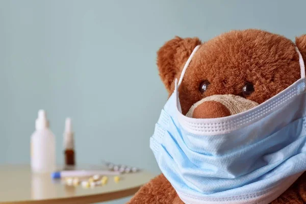 Teddy maci orvosi maszkban és tablettákban. — Stock Fotó