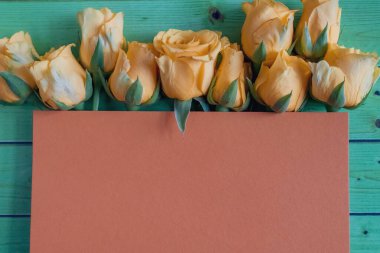 Sarı güller ve mesaj için yer. Kadınlar Günü, Anneler Günü.