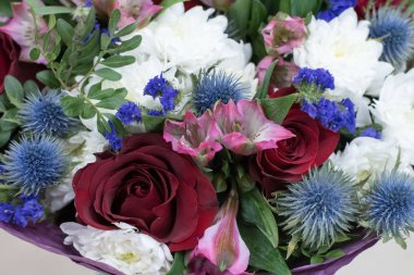 Kasımpatılarından, güllerinden ve ekinezlerinden bir buket. Arkaplan.