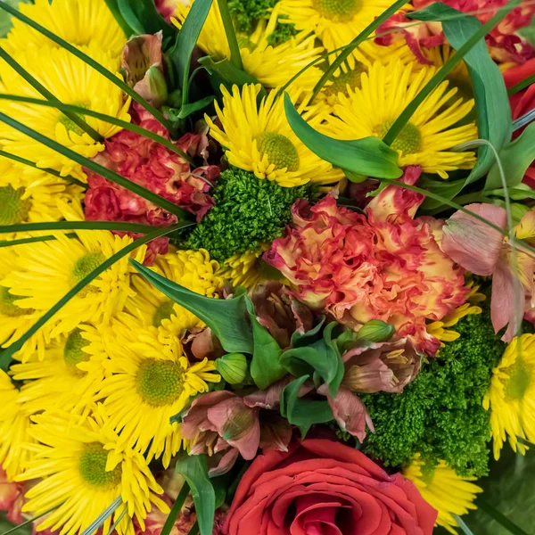 Bukett med gula och röda blommor, bakgrund — Stockfoto