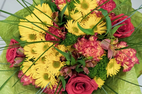 Букет жовтих і червоних квітів, фон — стокове фото