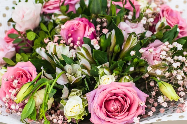 En stor bukett med rosa rosor. Kvinnodag, mors dag. — Stockfoto