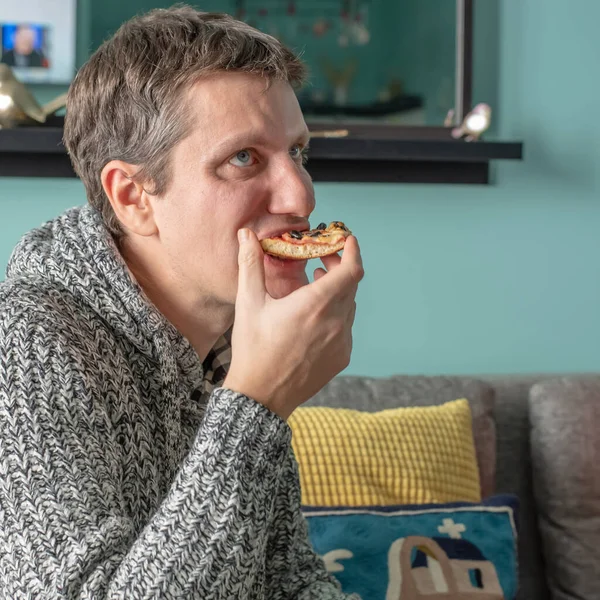 Mann isst Pizza zum Mitnehmen und ruht sich aus — Stockfoto