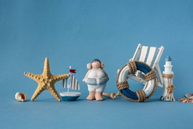 Deniz kabukları, deniz yıldızı, plaj sandalyesi, can simidi..