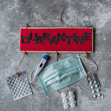 Üzerinde karantina yazılı el yapımı bir tabela. Coronavirus salgını, covid-19, karantina evi..