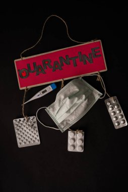 Üzerinde karantina yazılı el yapımı bir tabela. Coronavirus salgını, covid-19, karantina evi..