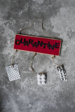 Üzerinde karantina yazılı el yapımı bir tabela. Coronavirüs salgını, covid-19.