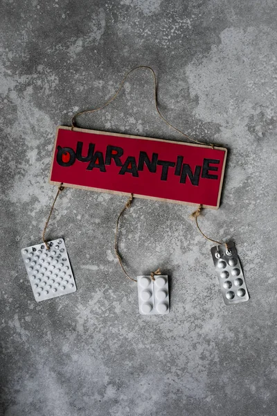 Üzerinde karantina yazılı el yapımı bir tabela. Coronavirüs salgını, covid-19.