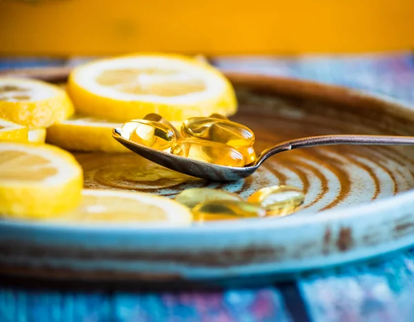 Vitaminas necesarias en primavera - Vitamina C en el aceite de limón y pescado —  Fotos de Stock