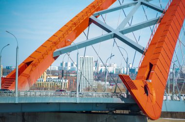 Nehrin üzerindeki köprü, şehrin diğer tarafındaki evler.