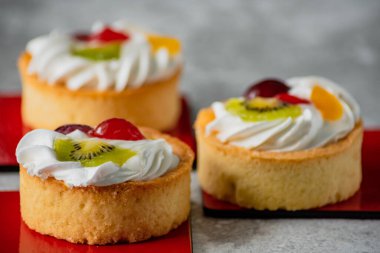 Krema ve meyve dilimli kekler.
