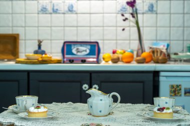 Bardaklar, tabaklar, masa örtüsü olan pastalar..