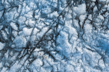 Güneşte eriyen kristallerle bahar karı.