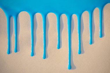 Mavi boya açık arkaplanda akıyor.