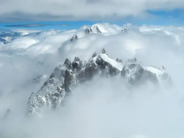 雲の中のモンブランピーク シャモニーフランス — ストック写真