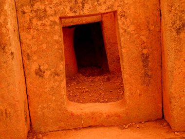 Eski turuncu taş anıtta açılıyor. 