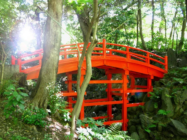 Μια Κόκκινη Γέφυρα Έναν Ιαπωνικό Κήπο Μέσα Στο Τόκιο — Φωτογραφία Αρχείου