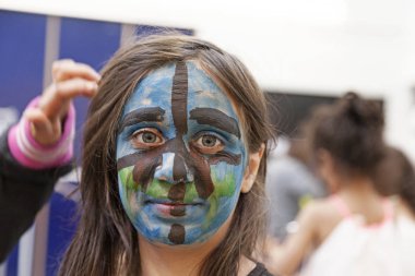 Bir kız kendi resmini yaptı.