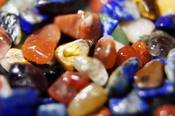Farbige Steine in verschiedenen Größen liegen in einem Haufen — Stockfoto