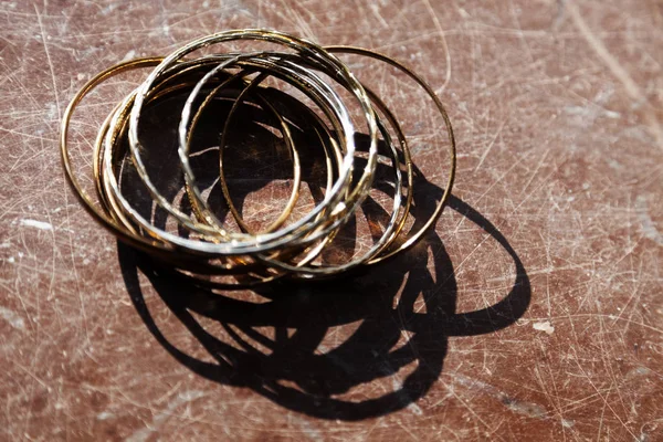 Metal rings and jewelry on a marble table somewhere on Roback — Φωτογραφία Αρχείου