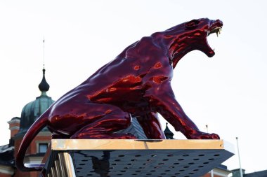 Yeni Metoo Puma heykeli ya da Sanat eserinin adı gibi dinle