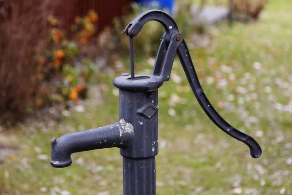 Pompa acqua a mano con manico lungo — Foto Stock