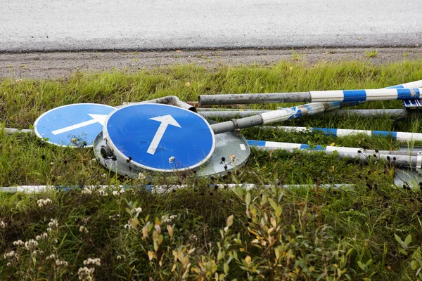 Çimlere asmak için yol tabelaları