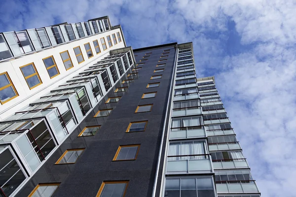 Yeni modern yüksek katlı bina