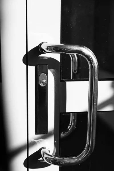 Dörrhandtag med lås på plåtdörr med fönster — Stockfoto