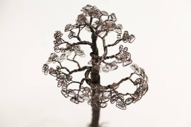 Metal telden yapılmış bir bonsai ağacı.
