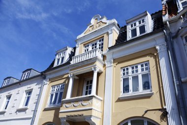 Danimarka 'nın Rodby şehrinde birçok eski beyaz ve sarı taş ev