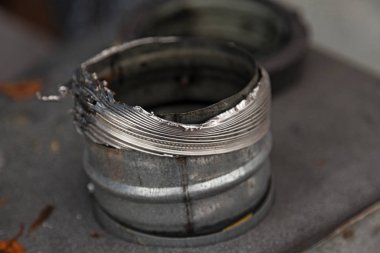 Büyük bir deliğe sahip metal bir boru havalandırma için kullanıldı.