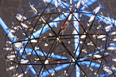  Küçük ışıklı metal bir top.