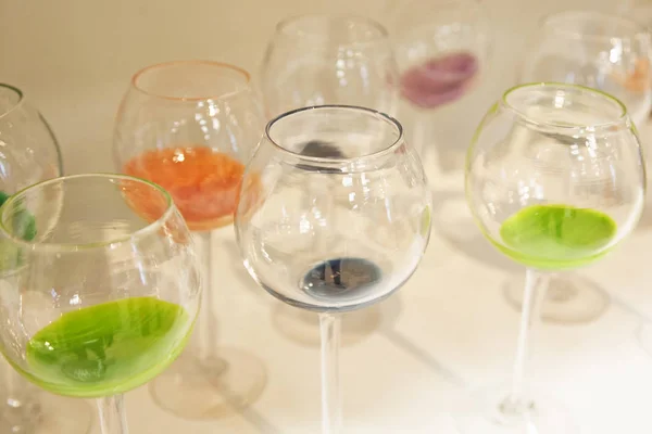 Copas de vino de color soplado a mano de las que puedes beber —  Fotos de Stock