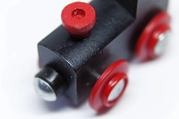 Tren de juguete de madera negro y rojo visto desde arriba — Foto de Stock