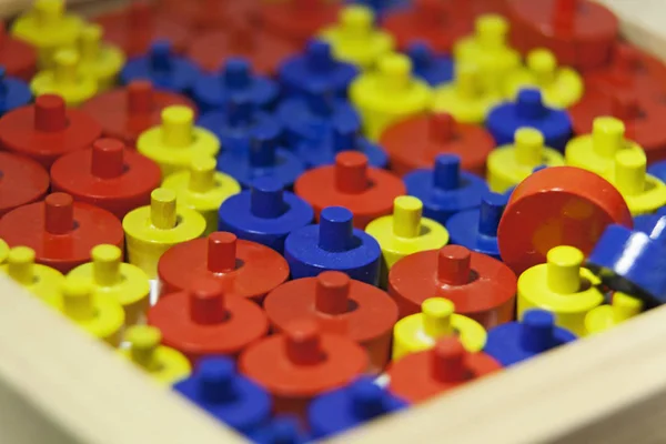 Juegos para niños con piezas de madera rojas, amarillas y azules — Foto de Stock