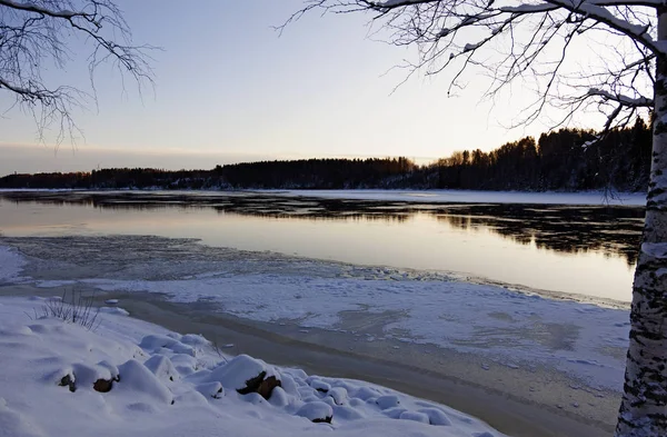 Закат на красивой реке Уме зимой — стоковое фото