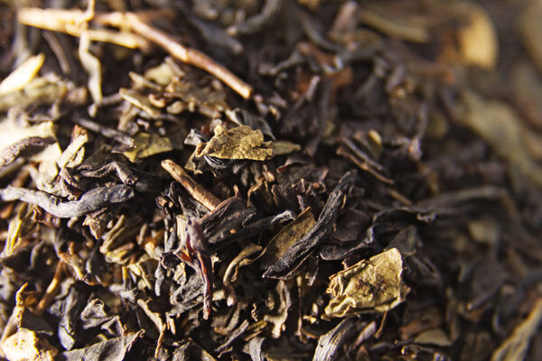 небольшая куча сыпучего чая на белом фоне
