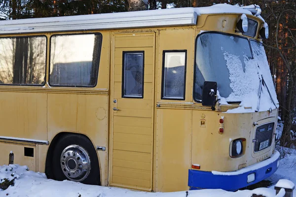 Un autobus enneigé qui n'est plus utilisé, vu de côté — Photo