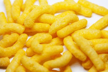 Beyaz arka planda bir sürü peynir kavisleri var.